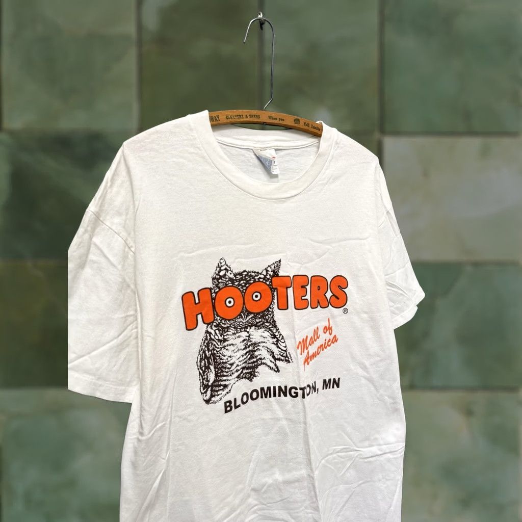 Hanes VINTAGE 90s Hooters White Tee Shirt Hanes L Mens Shirts Large 90s Theme Vintage 90s Mens Size US L / EU 52-54 / 3 - 1 Thumbnail