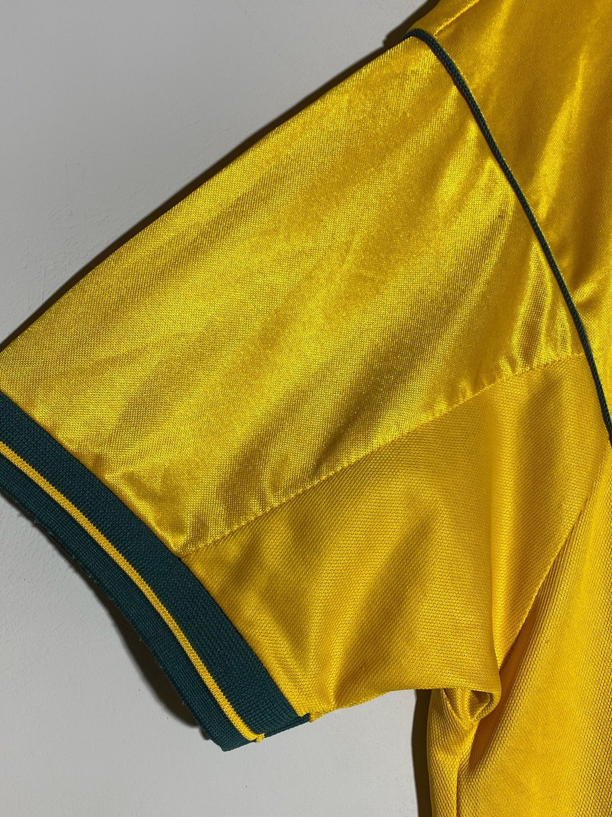 Umbro × Vintage Vintage Umbro Celtic Blokecore Football Shirt Size US M / EU 48-50 / 2 - 9 Thumbnail