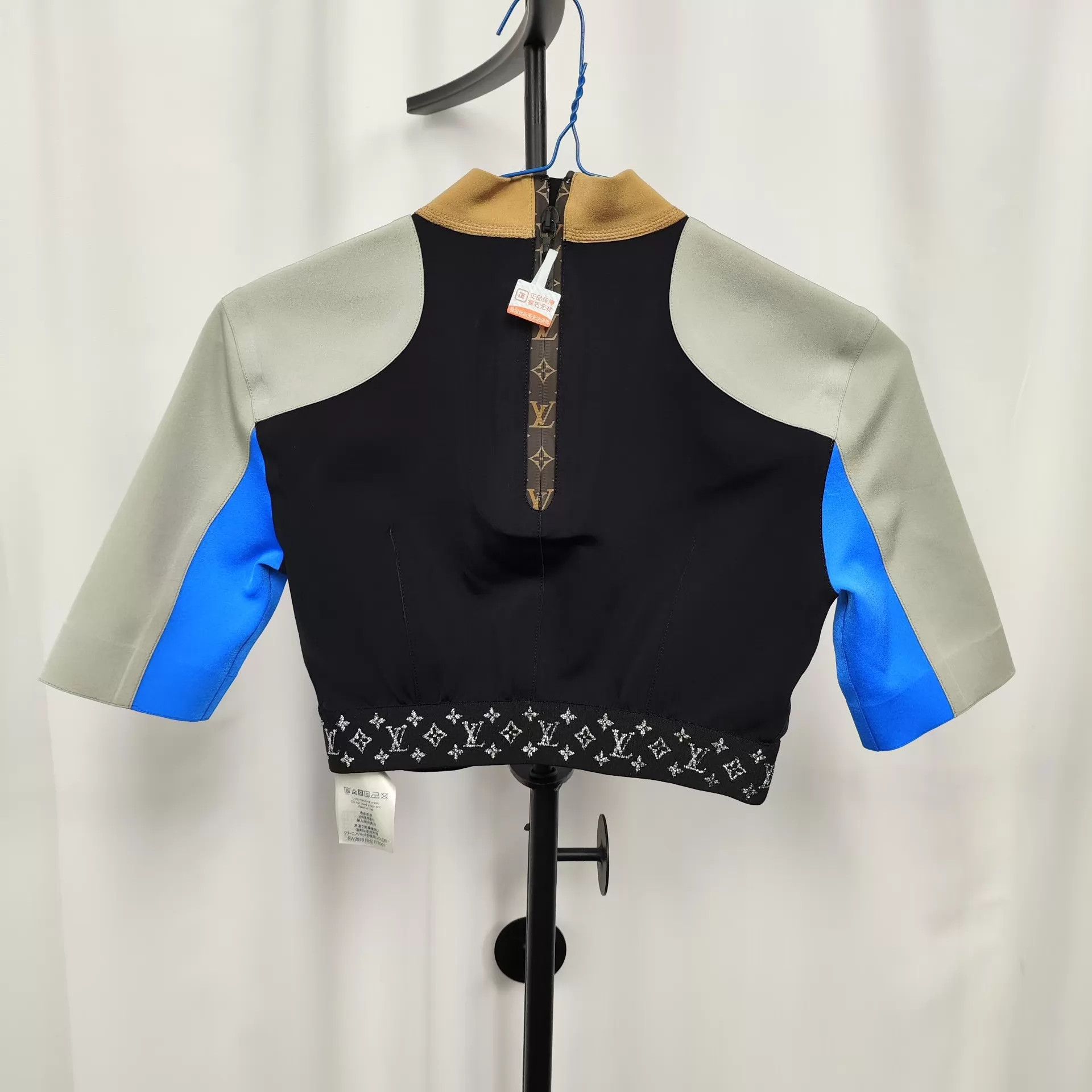 Louis Vuitton LV Form-Fitting Athletic Top 34 Black 250417JCHHF19 Size XS / US 0-2 / IT 36-38 - 2 Thumbnail