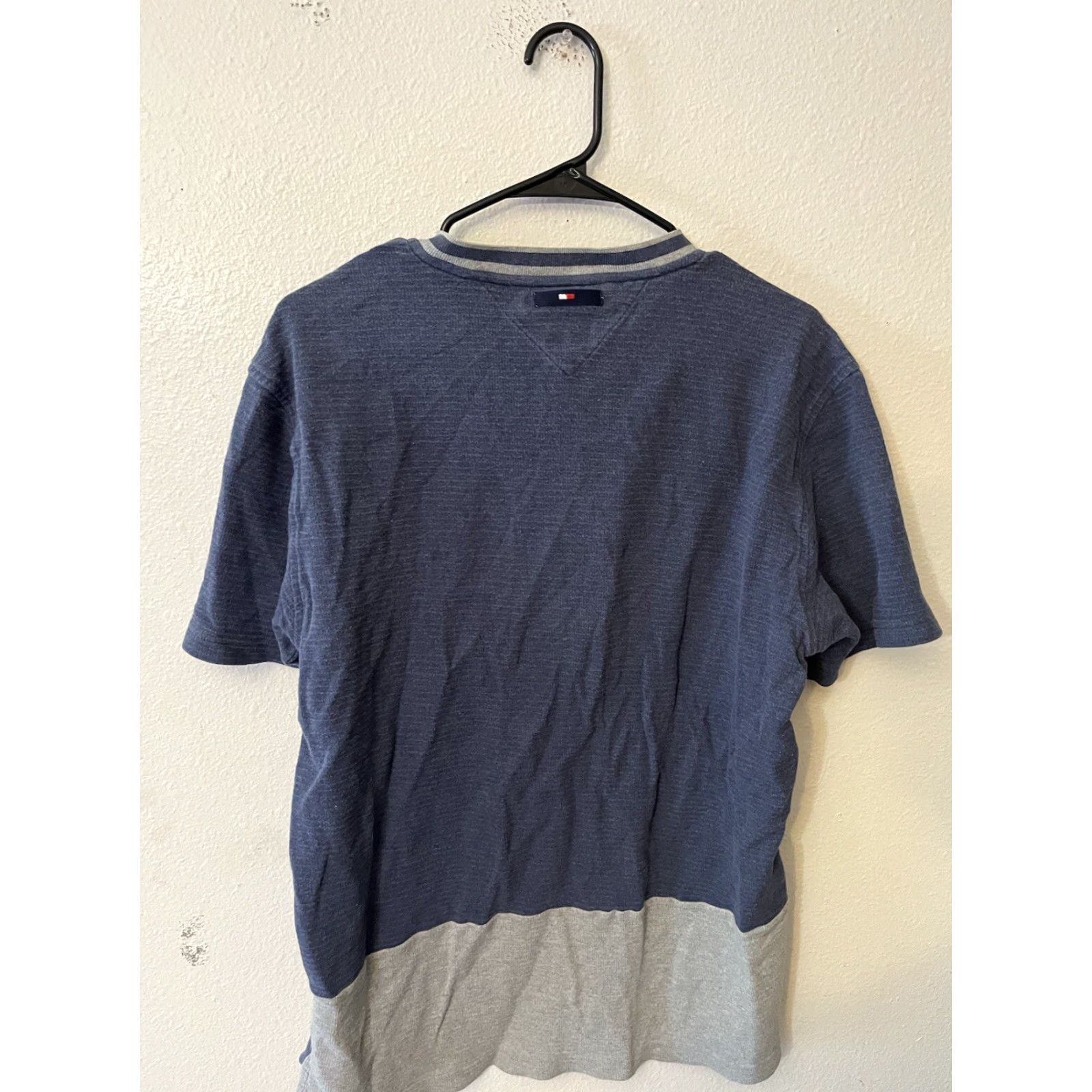Tommy Hilfiger VINTAGE Tommy Hilfiger Tommy Jeans T-Shirt Tee Shirt Logo Embroidered Blue V-Neck Short Sleeve Adult Large Mens/ Men’s - Size L - Cotton Shirt Size US L / EU 52-54 / 3 - 2 Thumbnail