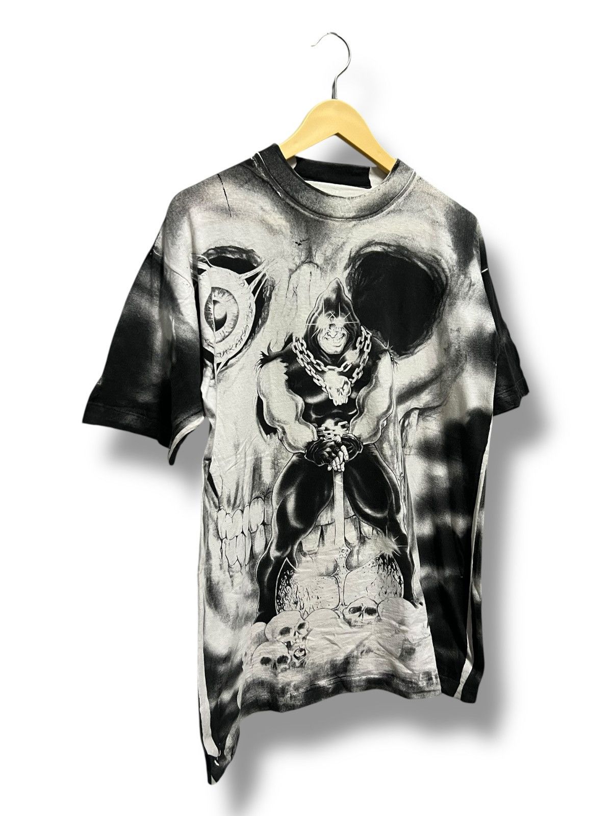 Anime VINTAGE 90s EXECUTIONER SKULL OVERPRINT T SHIRT Size US M / EU 48-50 / 2 - 5 Thumbnail