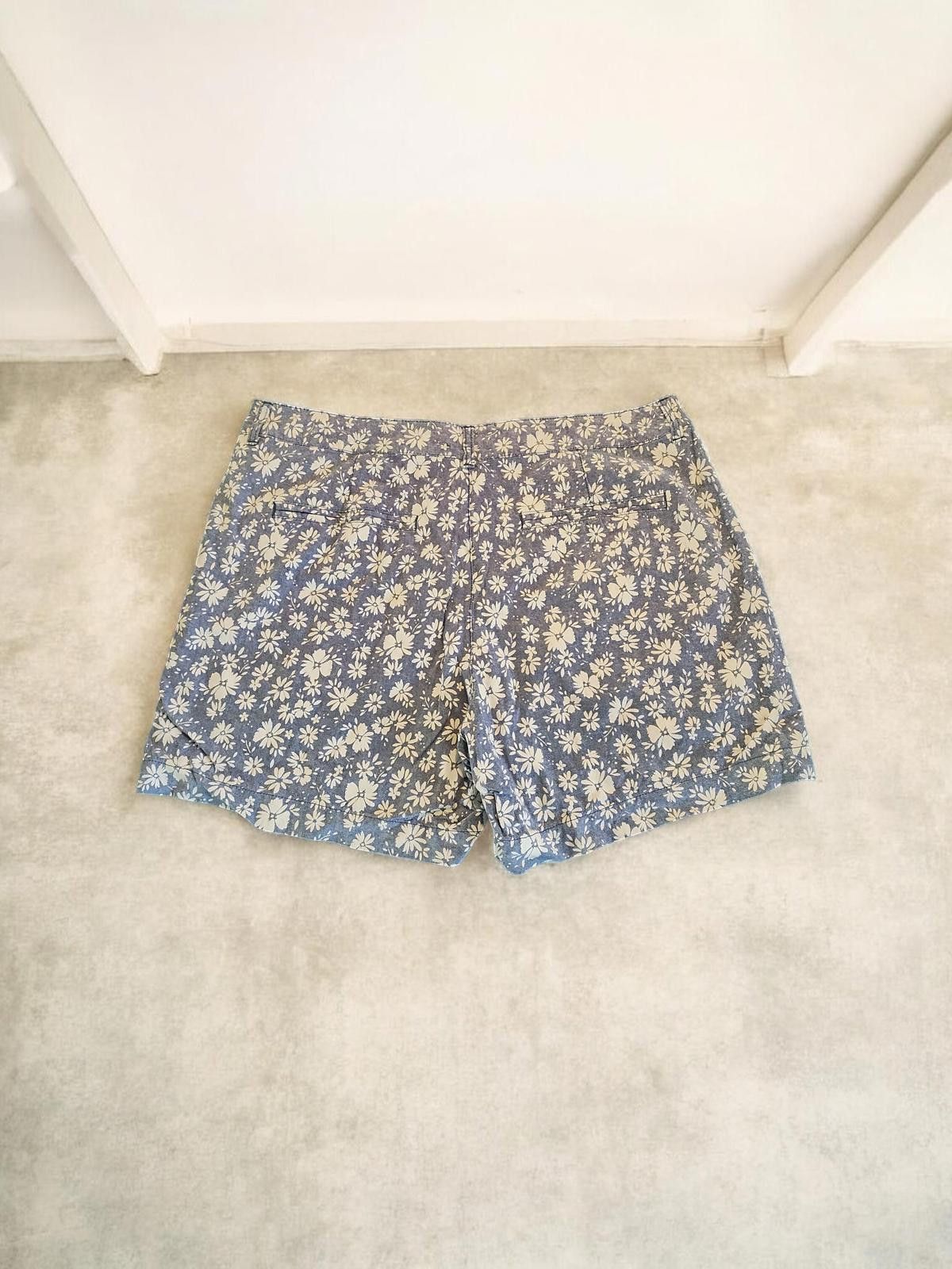Old Navy Size 14 High Rise Everyday Jean Shorts with Floral Pattern Size 36" / US 14 / IT 50 - 5 Thumbnail