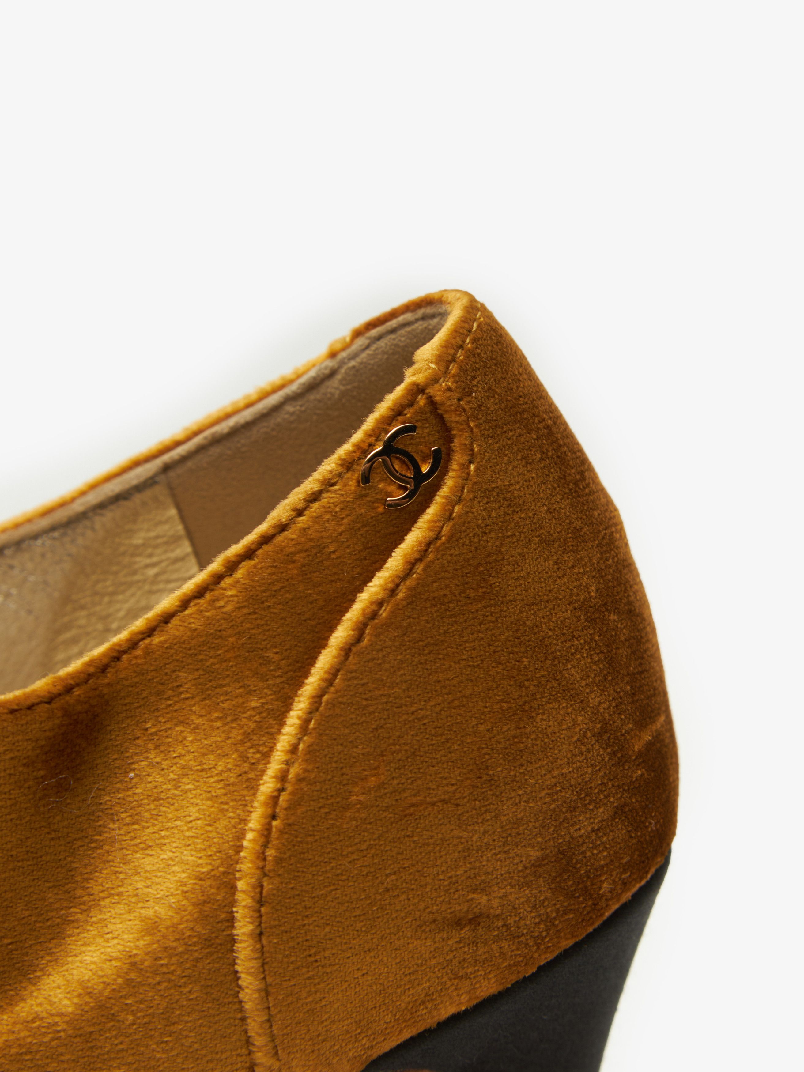 Chanel Chanel velvet ankle boots Size US 5.5 / IT 35.5 - 6 Thumbnail