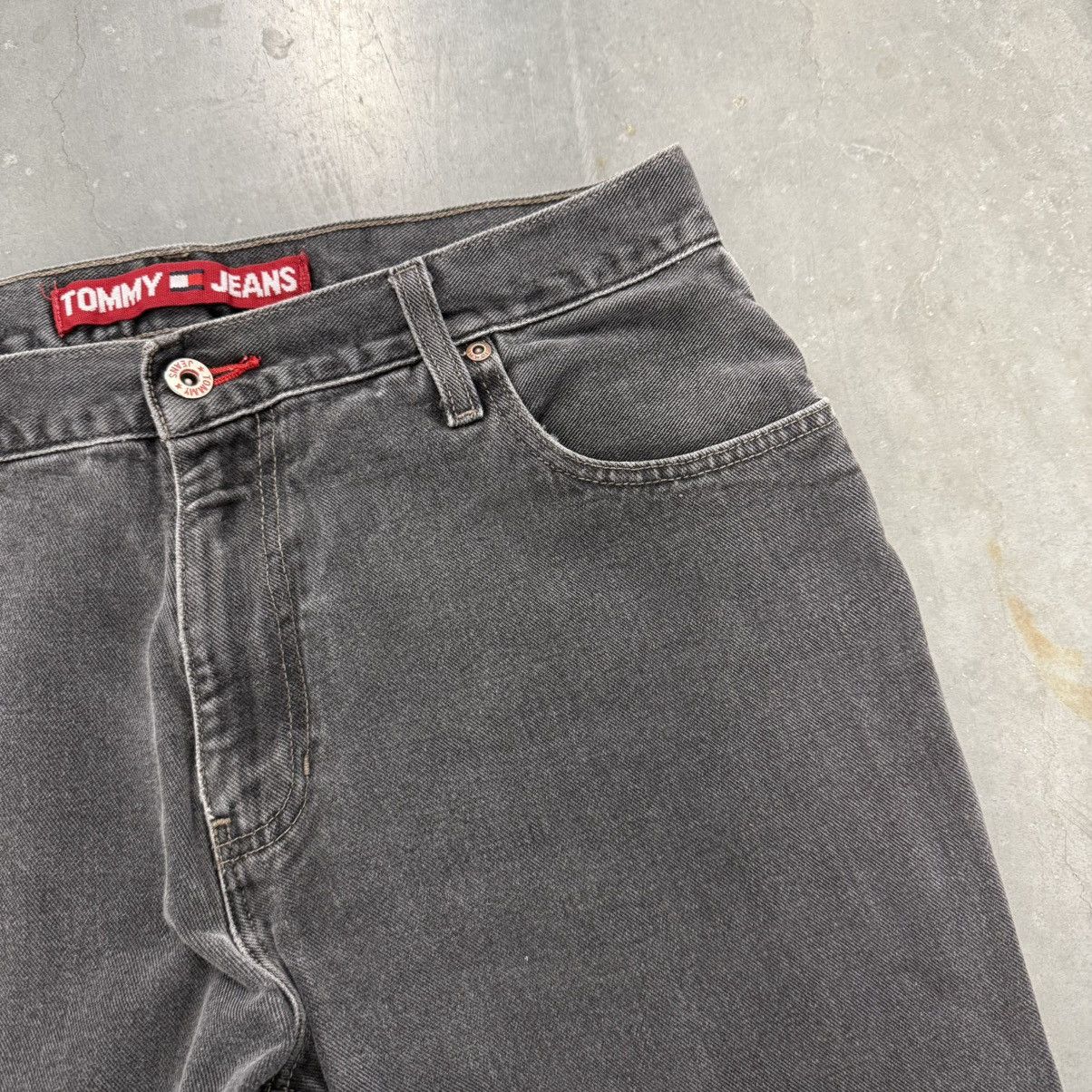 Tommy Hilfiger × Vintage Crazy Vintage Y2K Baggy Wide Leg Faded Black Tommy Jeans Size US 33 - 5 Thumbnail