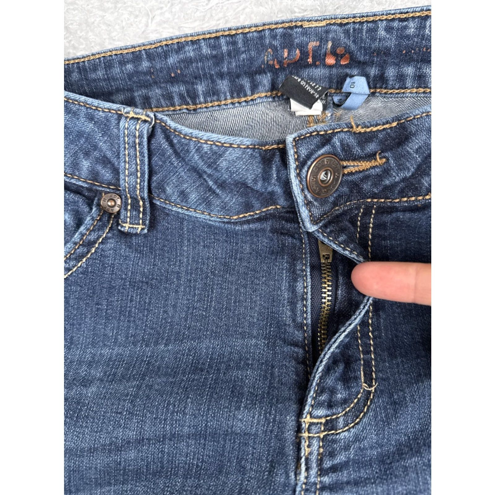 Apt. 9 Apt. 9 Crop Jeans Womens 10 Blue Medium Wash Mid Rise Stretch Distressed 31x26 Size 32" / US 10 / IT 46 - 5 Thumbnail