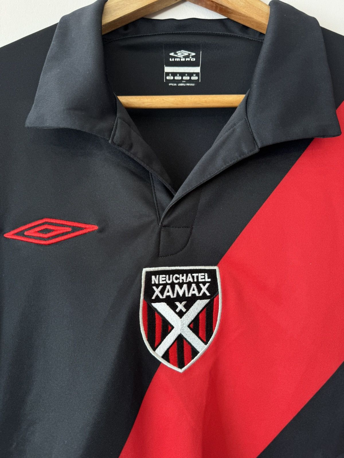 Umbro Neuchatel Xamax 2010-2011 Home Soccer Jersey Football Shirt Size US S / EU 44-46 / 1 - 7 Thumbnail