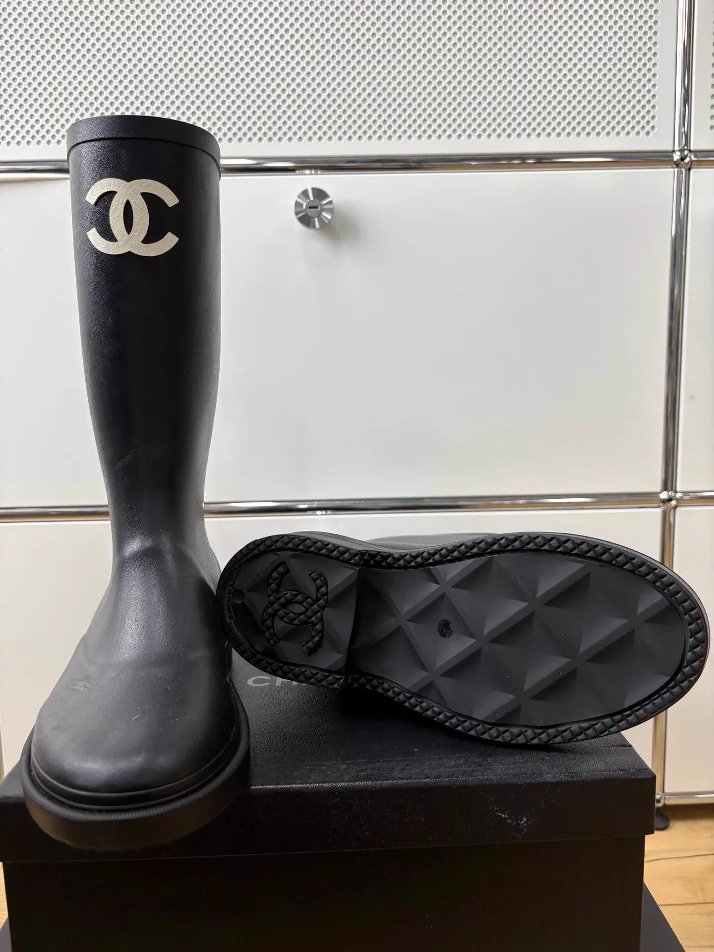 Chanel Chanel Black & White Double C Logo Tall Rubber Rain Boots 37 Size US 6.5 / IT 36.5 - 9 Thumbnail