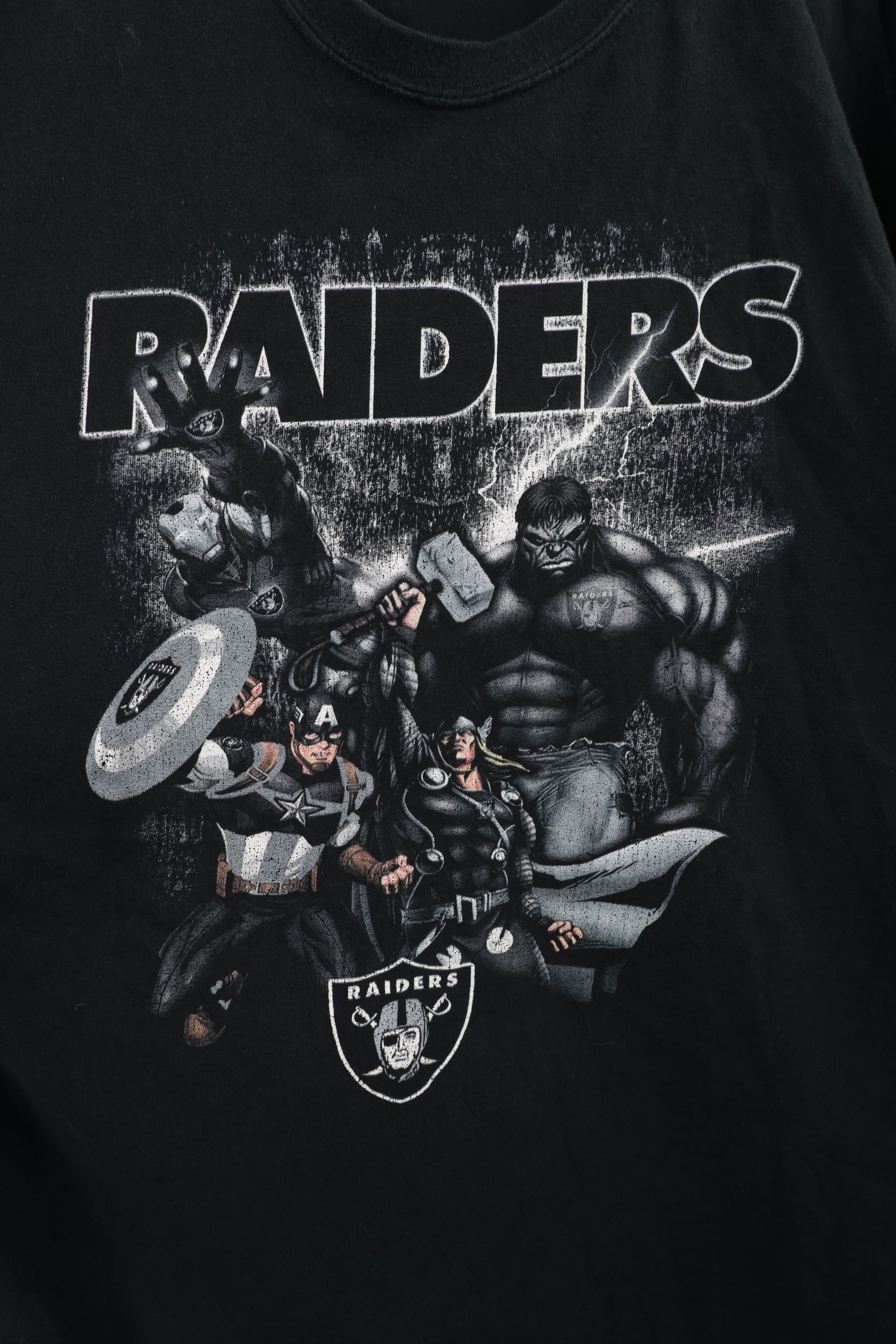 Vintage Vintage Marvel Comics x NFL Oakland Raiders Football T-Shirt Size US XXL / EU 58 / 5 - 4 Thumbnail