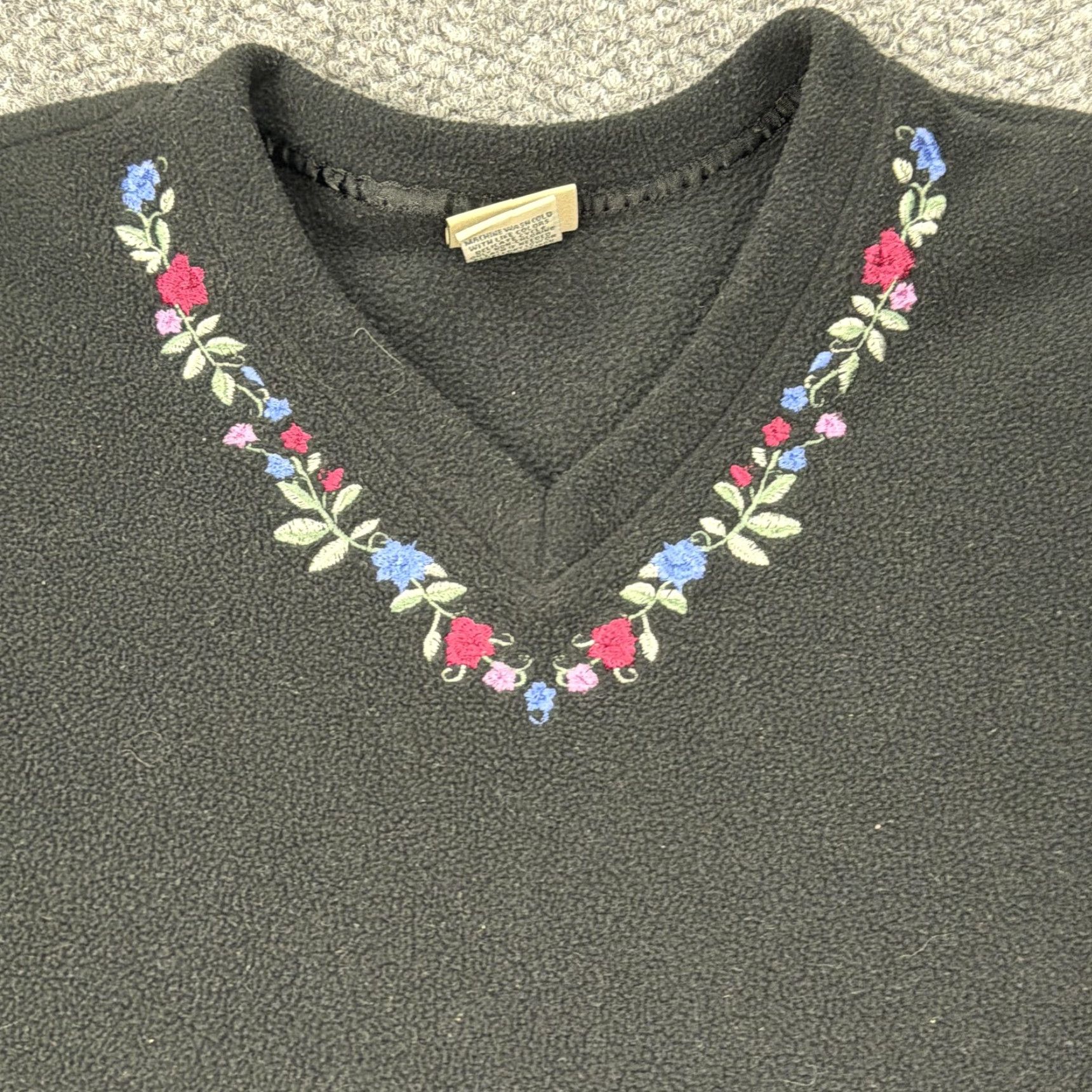 Vintage LL Bean Sweater Womens Medium Black Fleece V Neck Floral Embroidered Pullover Size M / US 6-8 / IT 42-44 - 2 Thumbnail