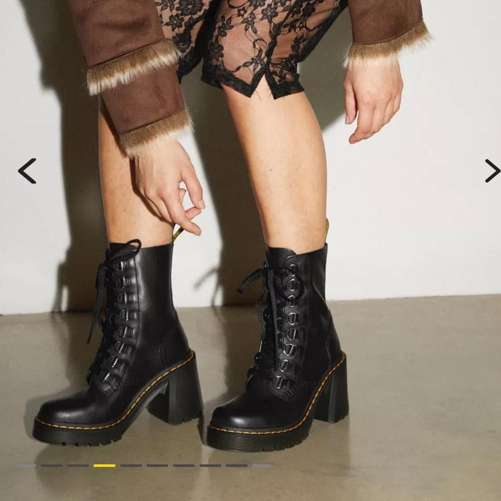 Dr. Martens Dr. Martens CHESNEY LEATHER FLARED HEEL LACE UP
