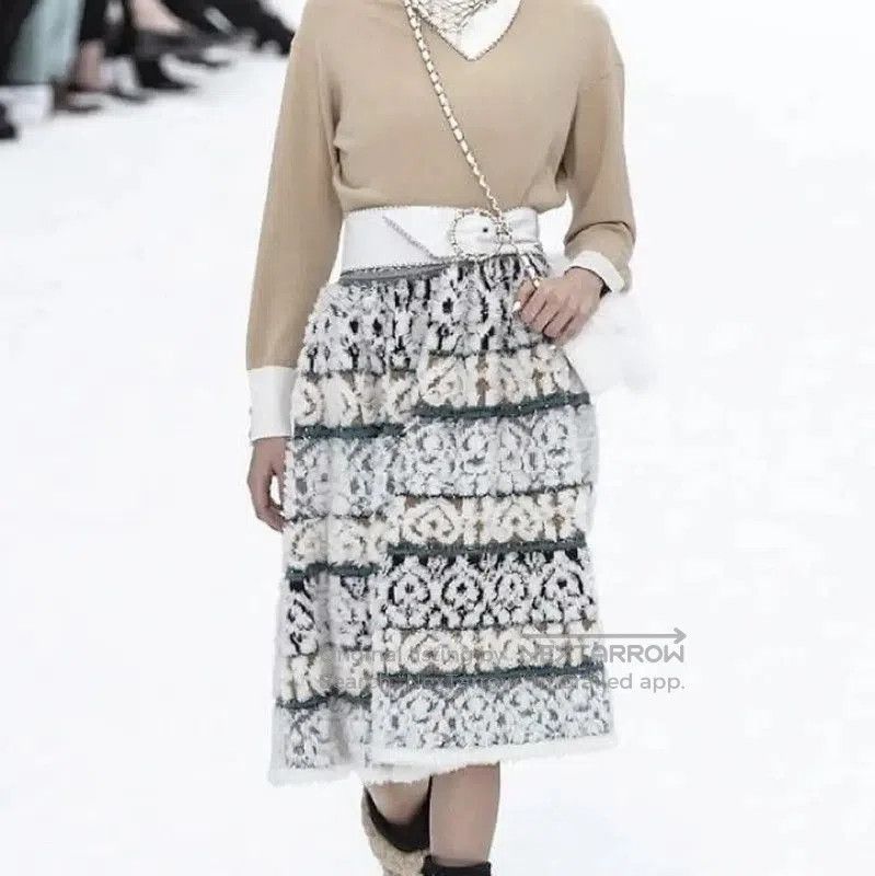Chanel Chanel Women's White Wool Skirt . Size 22" - 1 Thumbnail