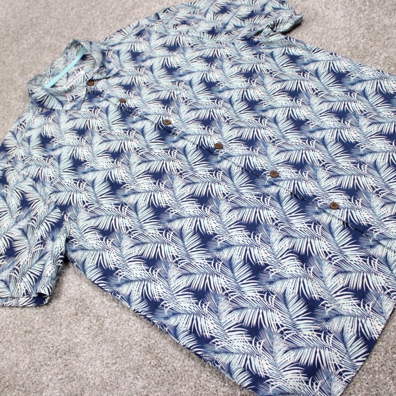 Tommy Bahama Tommy Bahama Hawaiian Shirt Mens Large Blue Floral 100% Silk Short Sleeve Button-Up Shirt Regular Fit Women/Womens? Size US L / EU 52-54 / 3 - 6 Thumbnail
