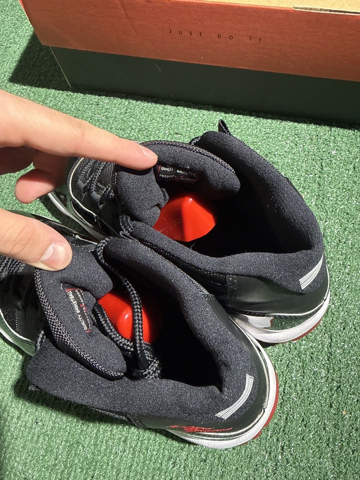 Jordan Brand Jordan 11 Playoff Bred 2019 Size US 10 / EU 43 - 5 Thumbnail