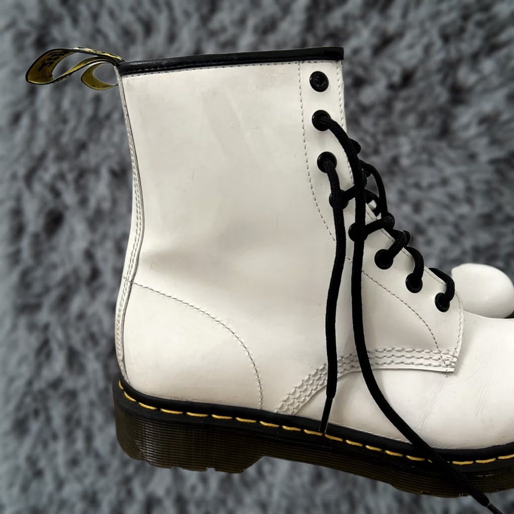 Dr. Martens VINTAGE Dr. Martens 1460 Boots Womens 9 White Patent Leather Lace Up 8 Eyelets Black Logo Combat Halloween? Size US 9 / IT 39 - 1 Thumbnail