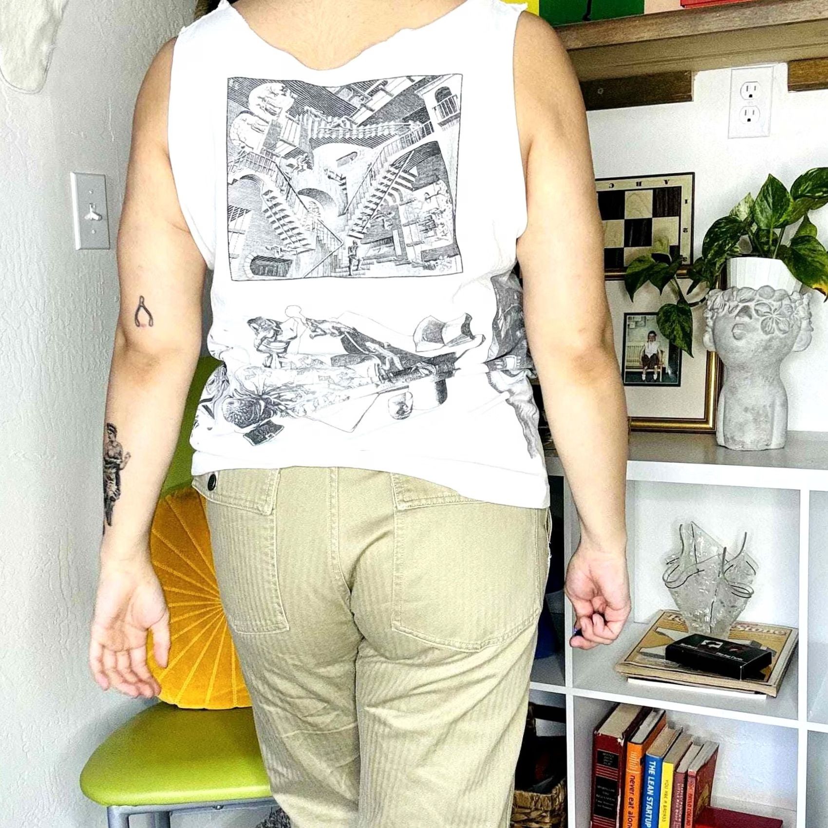 Vintage VINTAGE MC Escher White 90's Artwork Hands Sketch Tank Top Cutoff Women M White Tank Size M / US 6-8 / IT 42-44 - 3 Thumbnail