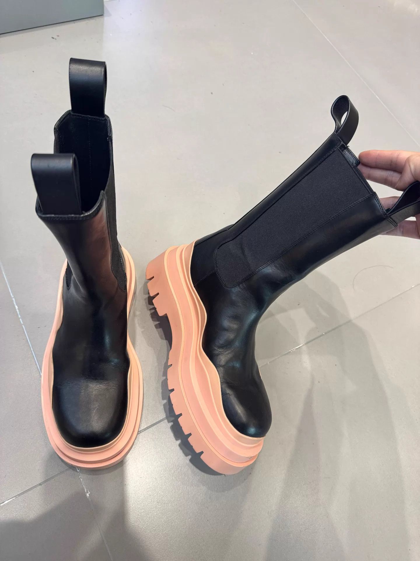 Bottega Veneta Bottega Veneta Chelsea boots women's black pink sole 36 EU Size US 5.5 / IT 35.5 - 2 Thumbnail