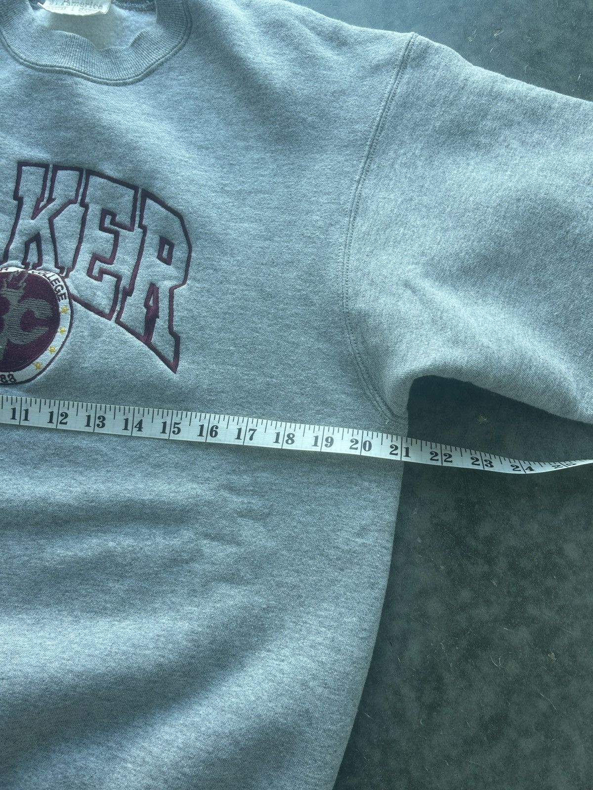 Vintage Vintage 90s Baker College Embroidered Sweatshirt Size US L / EU 52-54 / 3 - 6 Thumbnail