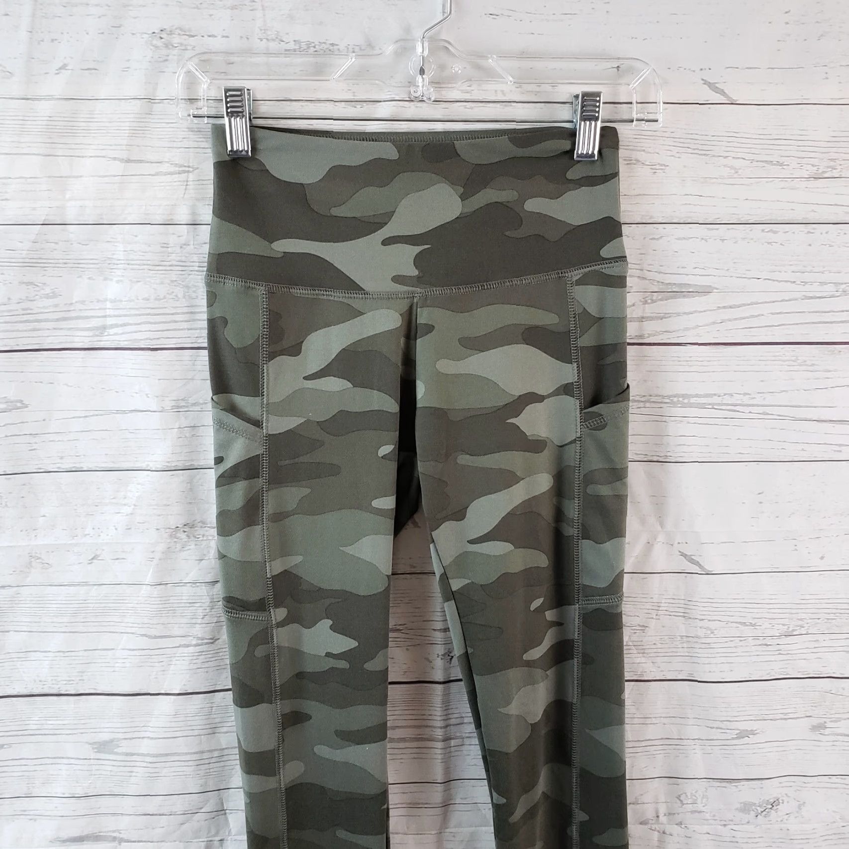 Vintage VINTAGE? No. Wild Fable Leggings Womens XS Green Camouflage Pockets High Rise Inseam 27.5 in Regular XS Leggings Women Green Camouflage Pockets Size 26" / US 2 / IT 38 - 2 Thumbnail