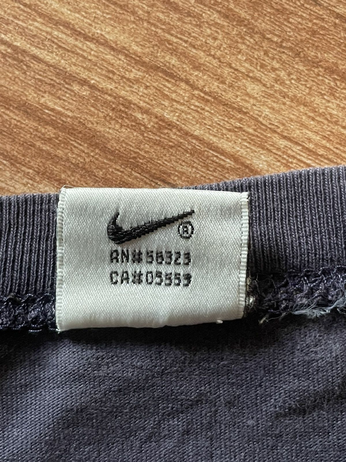 Nike Vintage Nike Gray Tag Short Sleeve Printed Big Logo Tshirt Size US M / EU 48-50 / 2 - 4 Thumbnail