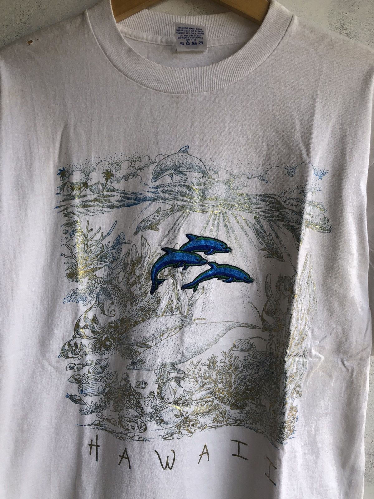 Japanese Brand 🔥RARE🔥Vintage 90s Hawaii Dolpin Big Logo Tshirt Size US L / EU 52-54 / 3 - 4 Thumbnail
