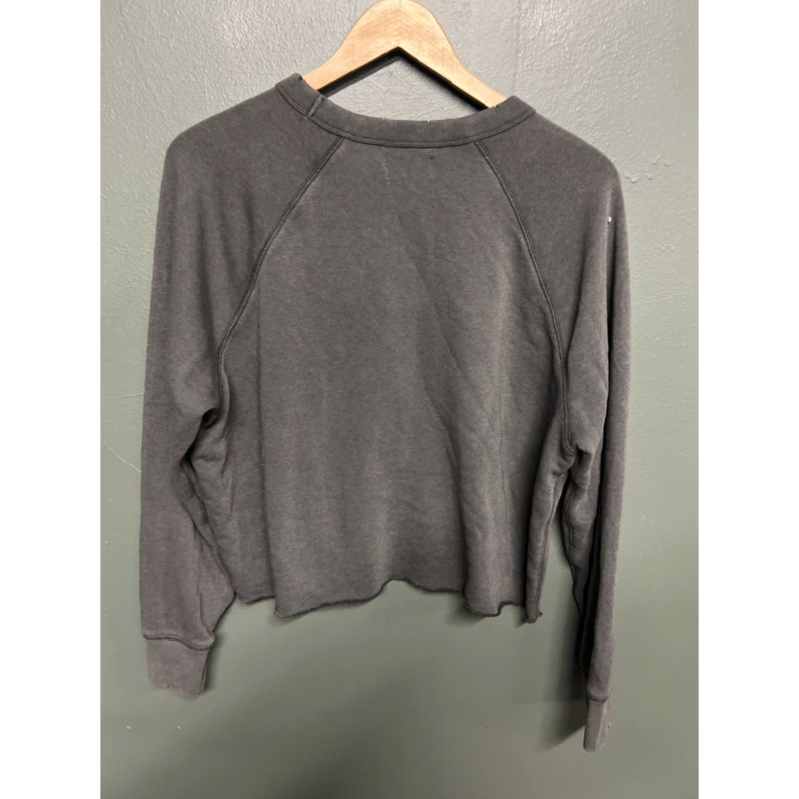 Vintage AERIE Womens Sweatshirt Crew Neck Gray Distressed Cropped Size M Size M / US 6-8 / IT 42-44 - 3 Thumbnail