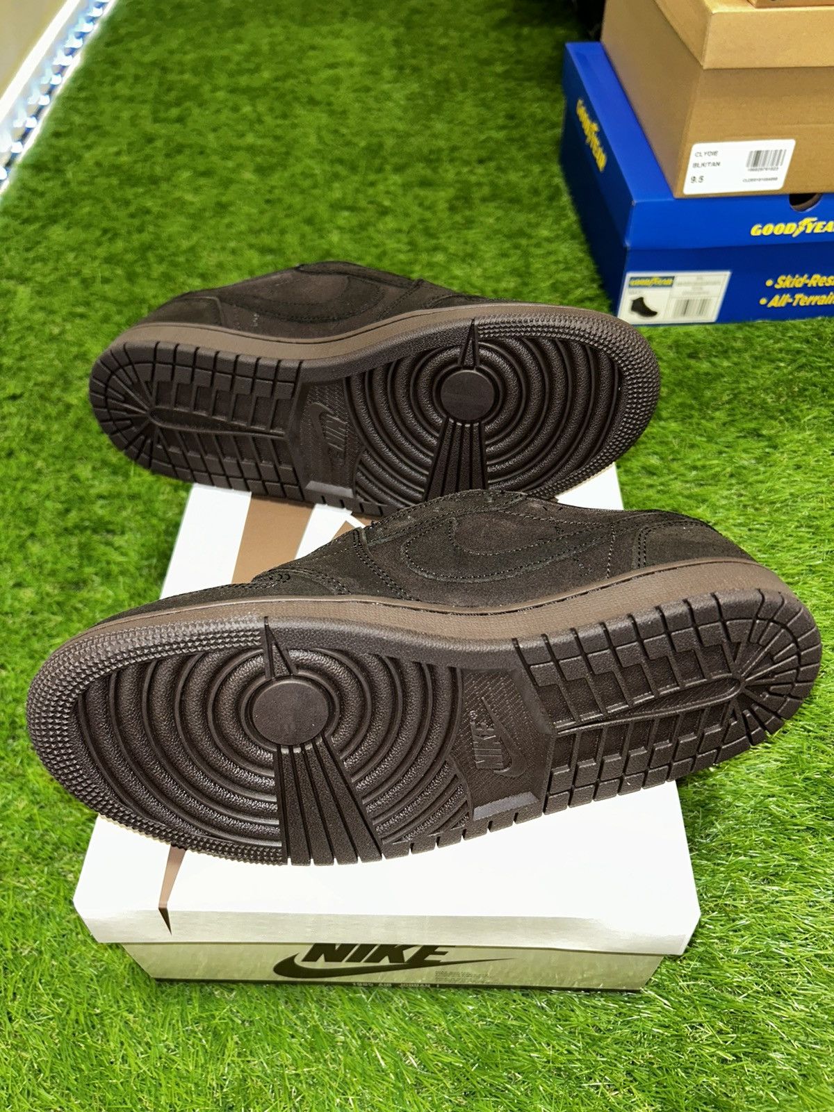 Nike × Travis Scott Travis Scott Velvet Brown AJ1 Low Size US 8 / EU 41 - 11 Thumbnail