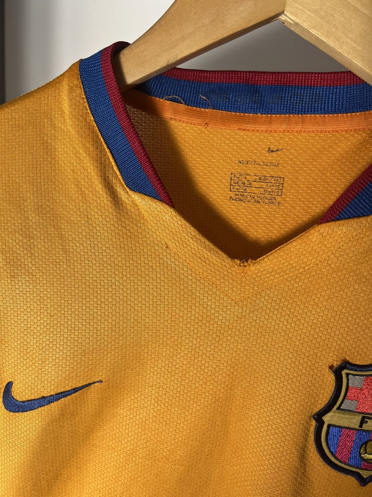 Nike VINTAGE NIKE FC BARCELONA SPAIN SOCCER JERSEY RETRO Y2K 90s Size US S / EU 44-46 / 1 - 8 Thumbnail