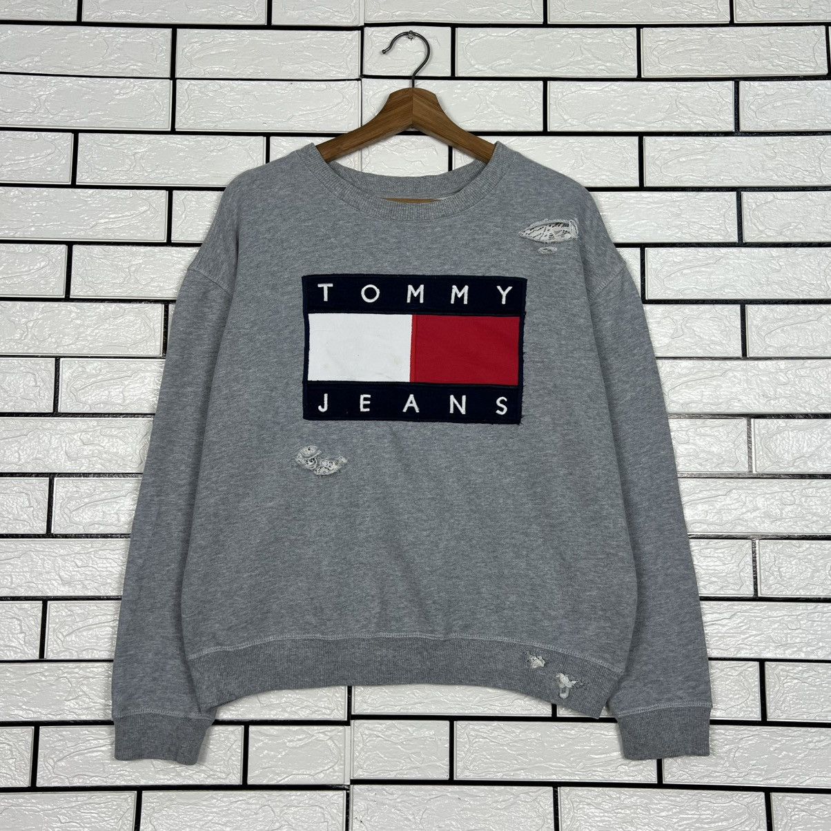 Tommy Jeans TOMMY JEANS Big Logo Distressed Sweatshirt #4065-C185 Size US M / EU 48-50 / 2 - 1 Thumbnail