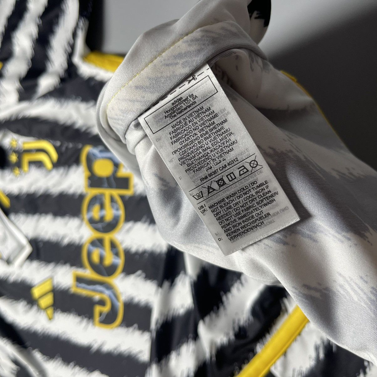 Adidas JUVENTUS ADIDAS 2024/2025 FOOTBALL HOME SOCCER JERSEY Size US M / EU 48-50 / 2 - 6 Thumbnail