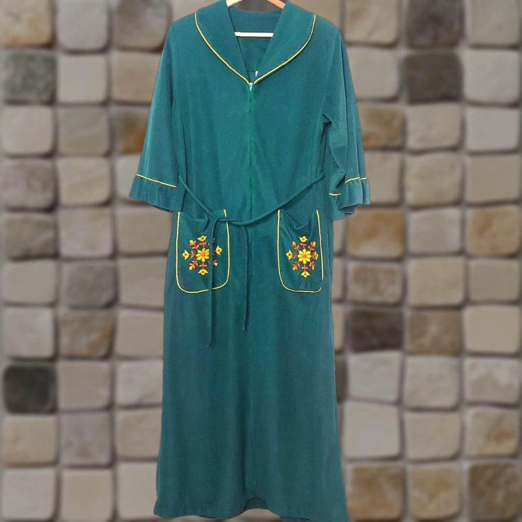 Velour VINTAGE Robe Women M 14-16 Long Green Velour Embroidered Flowers Bohemian Grannycore 80s Hippie Lounge Belted Long Robe Womens Size ONE SIZE - 1 Thumbnail