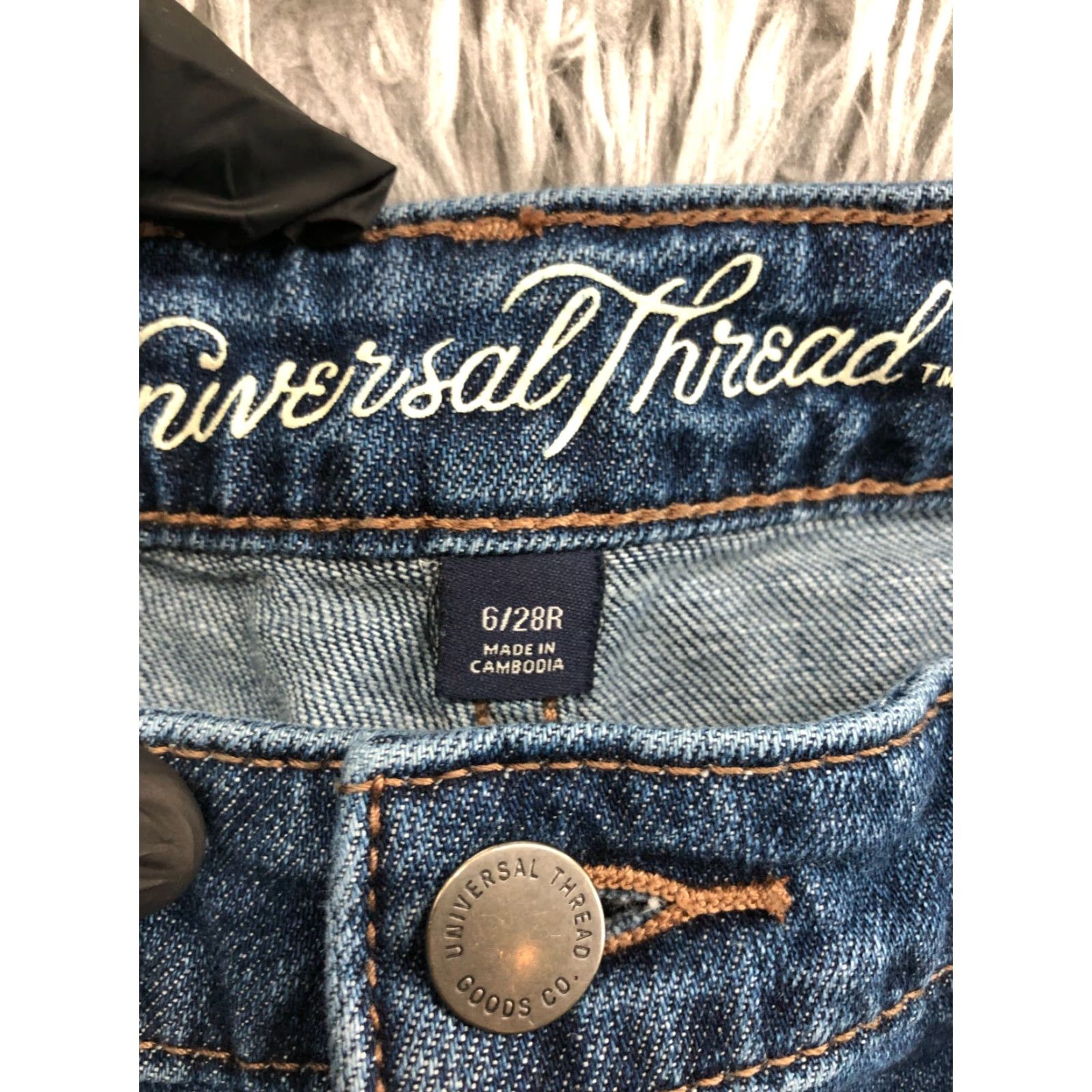 Vintage Universal Thread High Rise Shorts Womens 6 Medium Wash Blue Cut-Off Casual Denim 5-Pocket. Size 28" / US 6 / IT 42 - 6 Thumbnail
