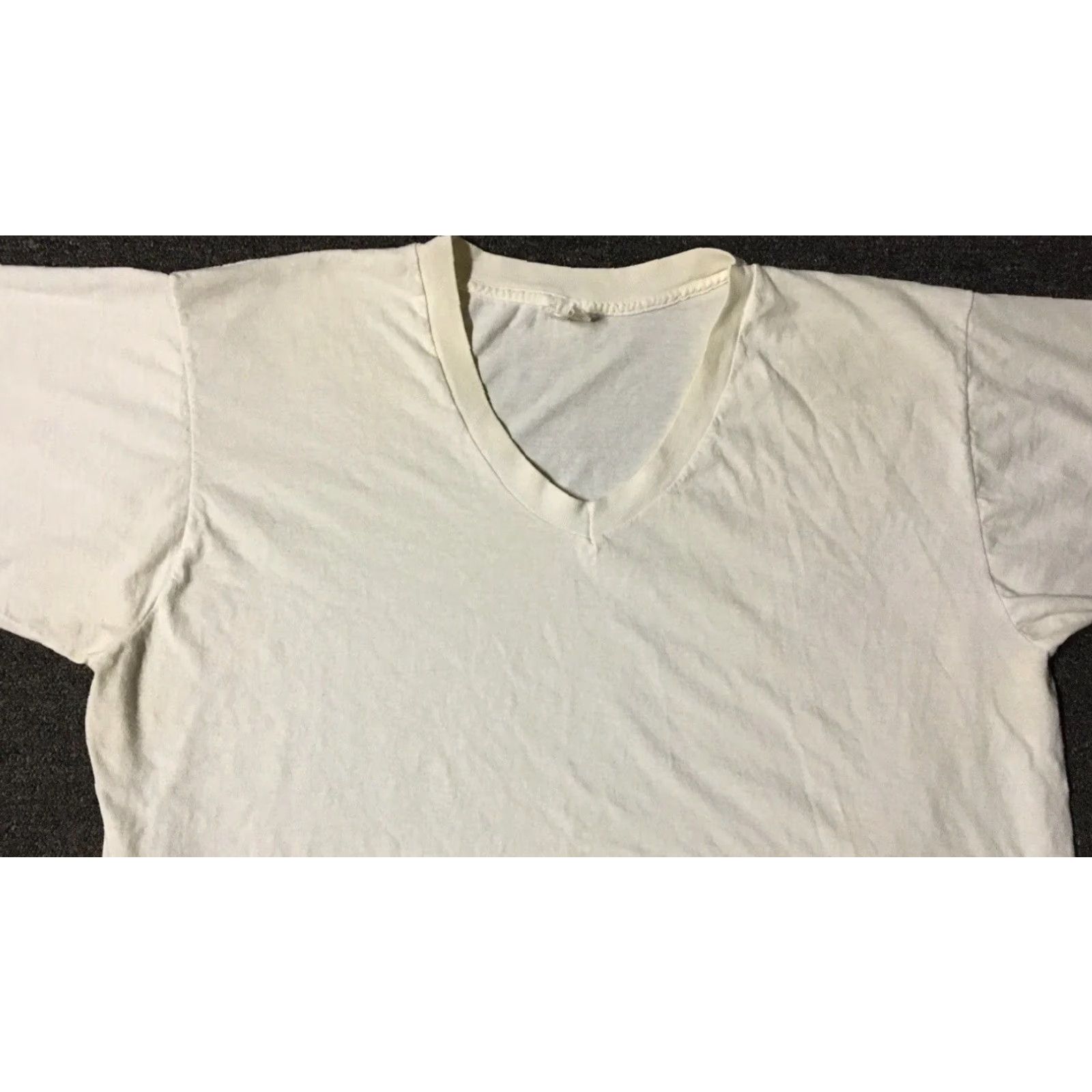 Fruit Of The Loom VINTAGE Fruit of the Loom FOTL 80s 90s Faded V Neck Shirt 2XL White Short Sleeve Pocket Mens T-Shirt Grunge Surf Biker USA USA Size US XXL / EU 58 / 5 - 5 Thumbnail