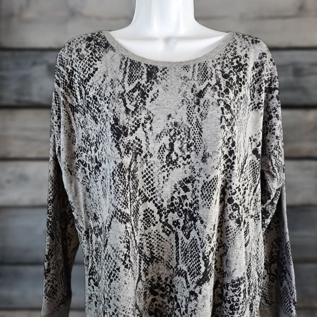Vintage Chico's Zenergy Womens Top L Gray Black Snakeskin Print Long Sleeve Pullover Shirt Basic Adults Womens Size L / US 10 / IT 46 - 1 Thumbnail