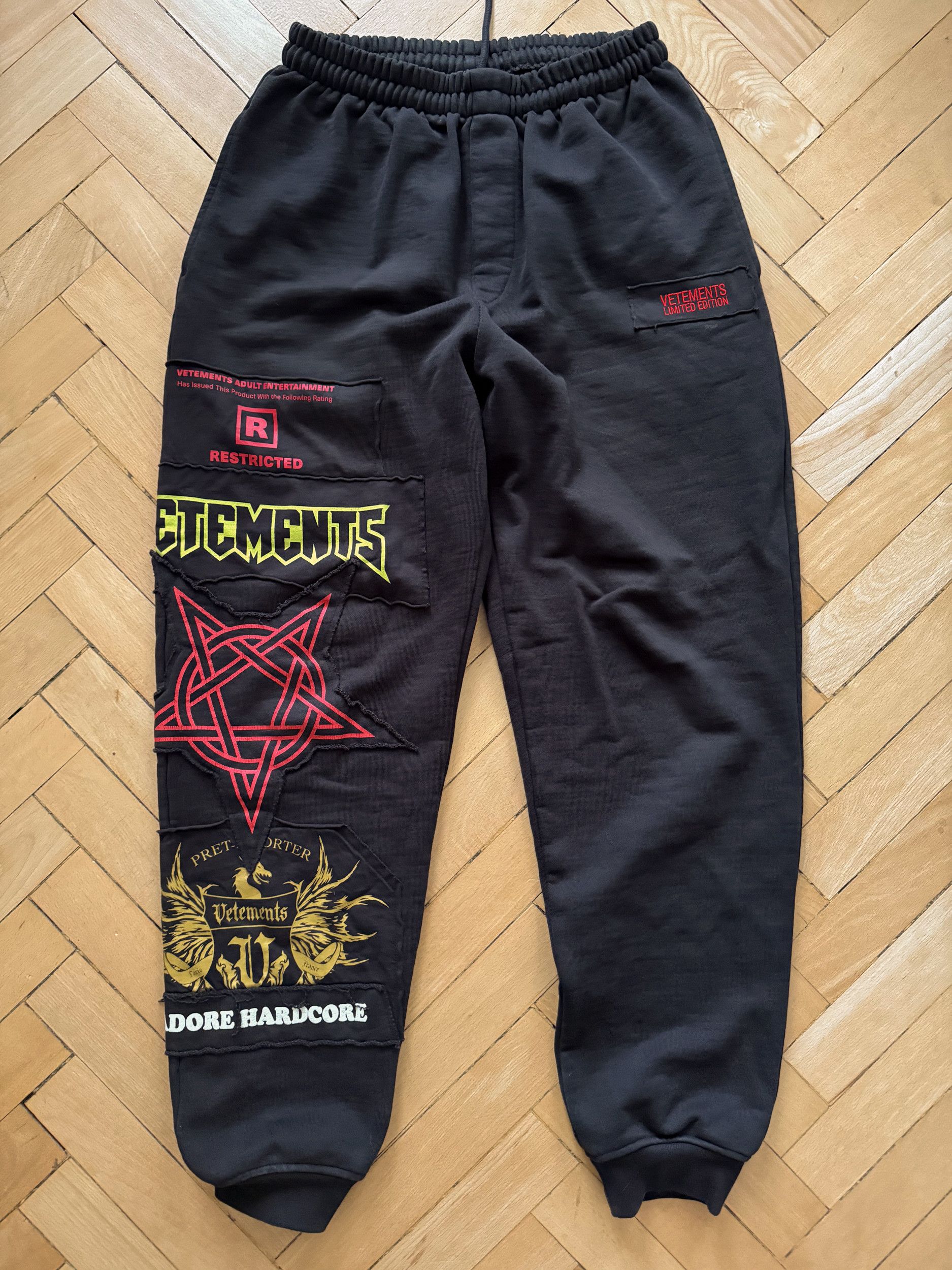 Vetements AW19 Vetements Black Spellout Sweatpants | Grailed