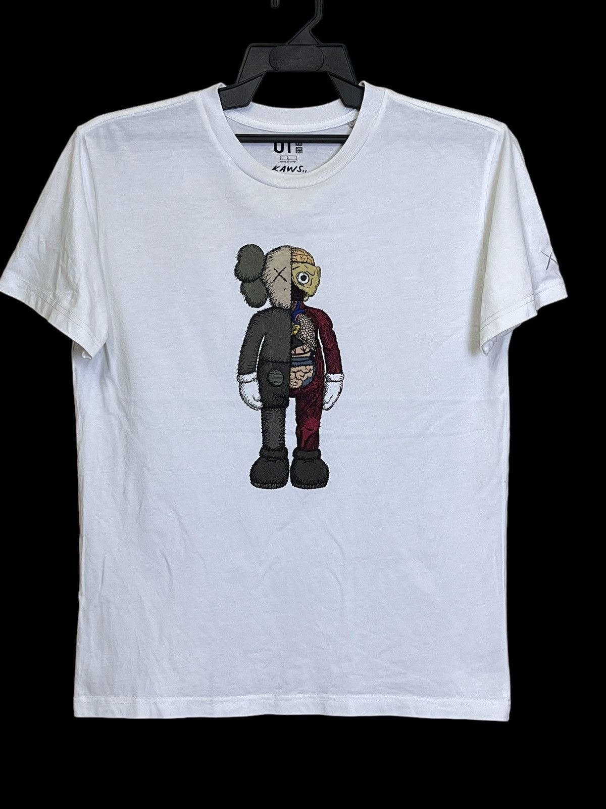 Kaws × Uniqlo GRAIL🔥UNIQLO X KAWS COLLABORATION T SHIRT/2 Size US M / EU 48-50 / 2 - 1 Thumbnail