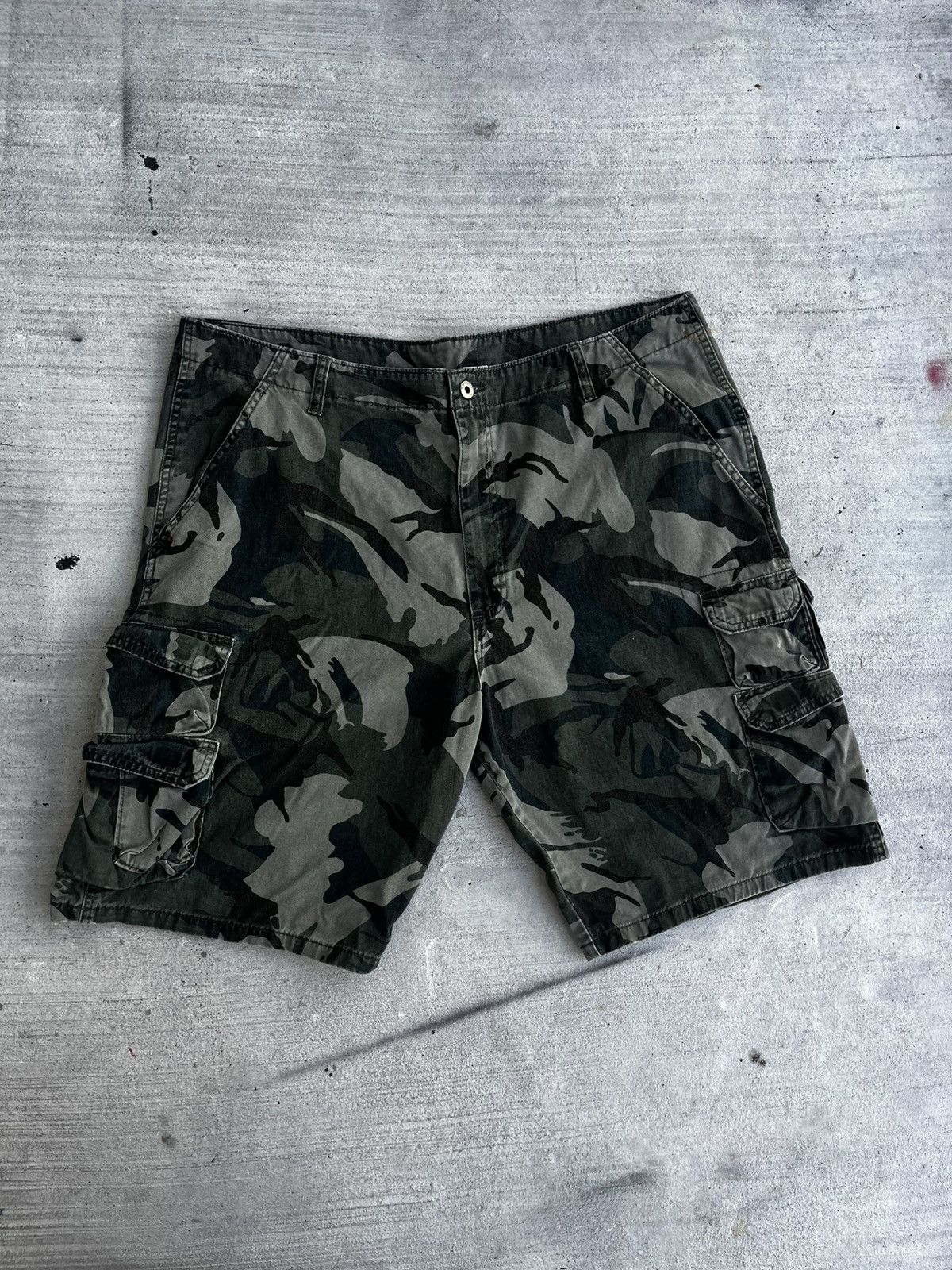 Vintage Vintage Military Camo Cargo Shorts - Size 38 Size US 38 / EU 54 - 1 Thumbnail