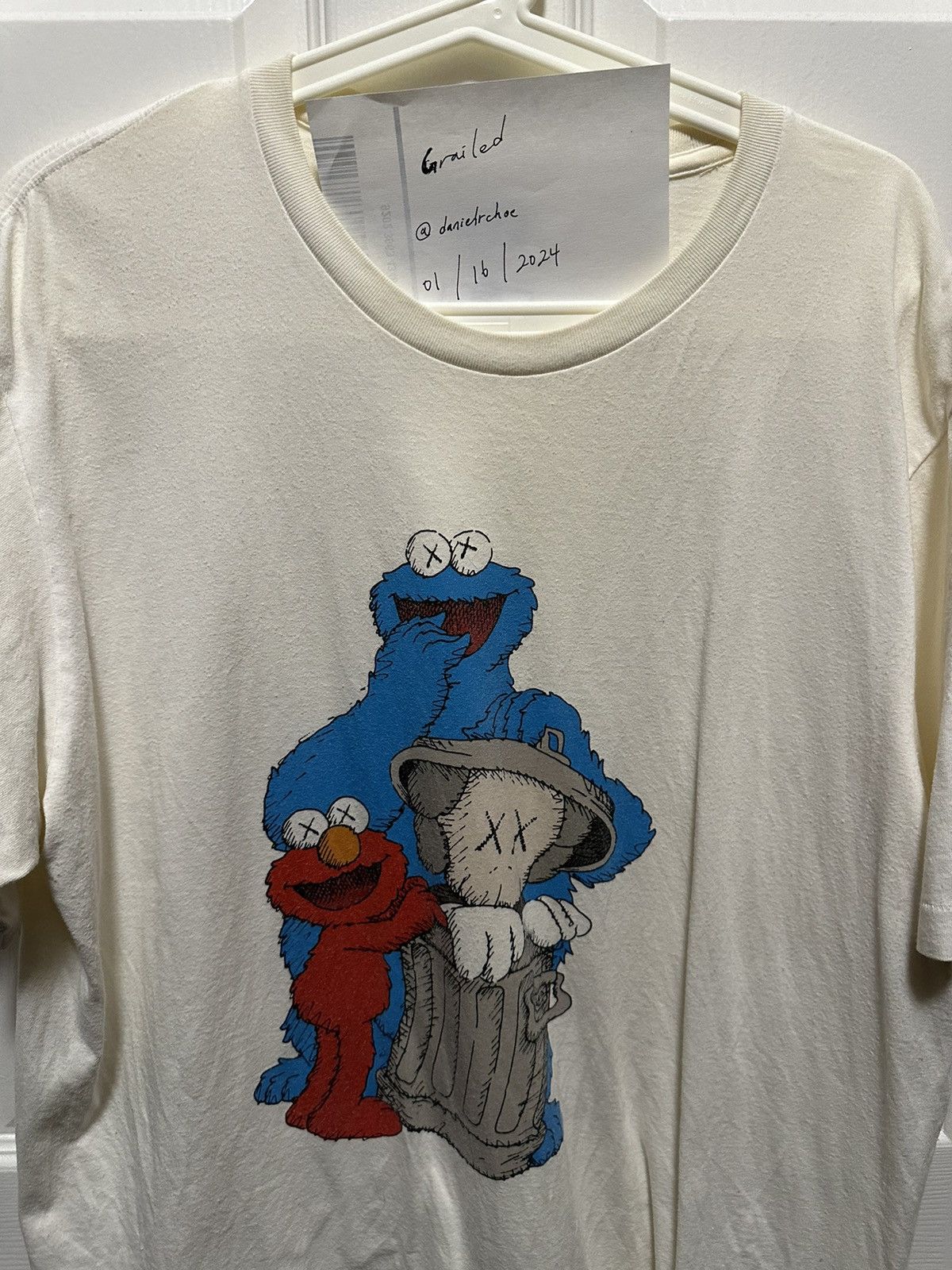 Kaws × Uniqlo uniqlo x kaws x sesame street tshirt Size US L / EU 52-54 / 3 - 1 Thumbnail