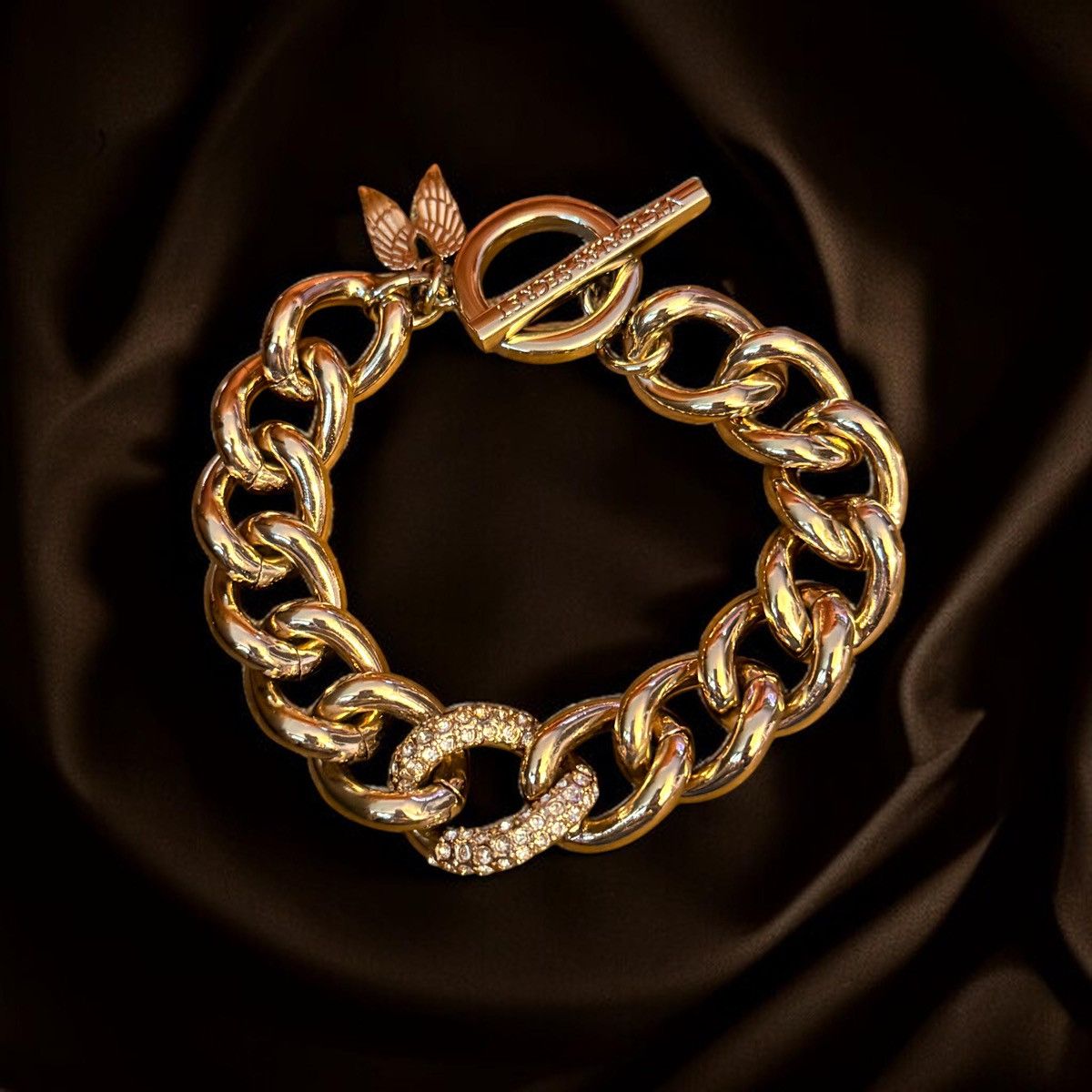 Victoria's Secret Victoria’s Secret gold tone curb link pave toggle bracelet Size ONE SIZE - 1 Thumbnail