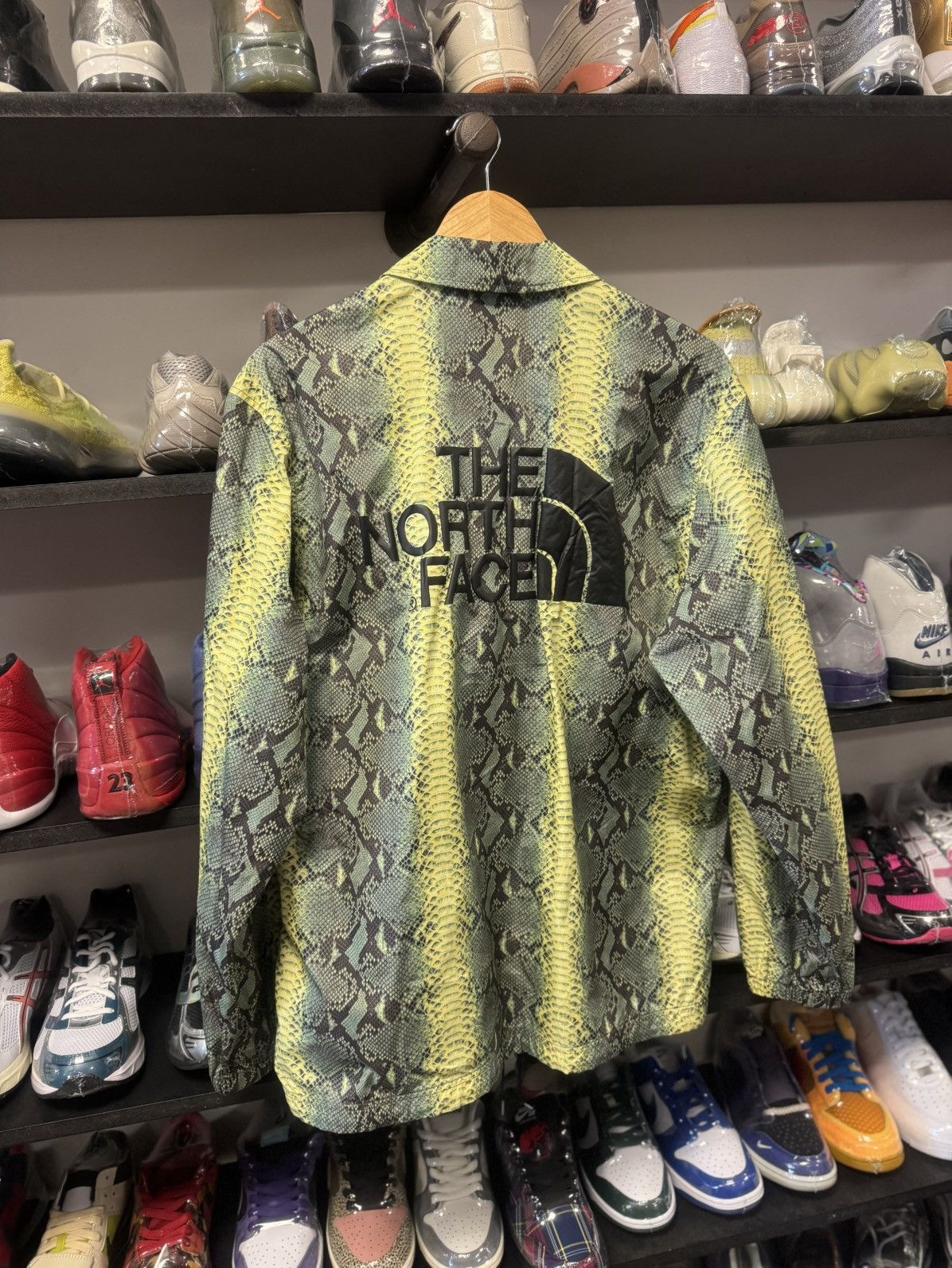 Supreme × The North Face Supreme x the north face new large snake skin jacket Size US L / EU 52-54 / 3 - 7 Thumbnail