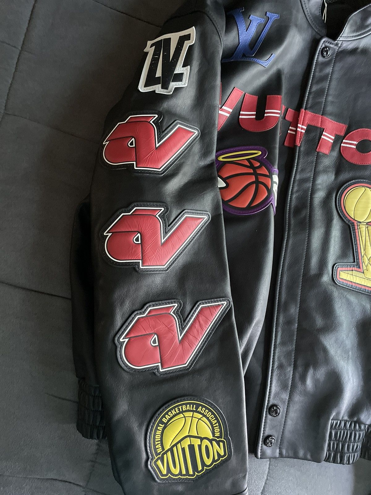 Louis Vuitton Louis Vuitton NBA Logo Leather Jacket Size US XL / EU 56 / 4 - 5 Thumbnail