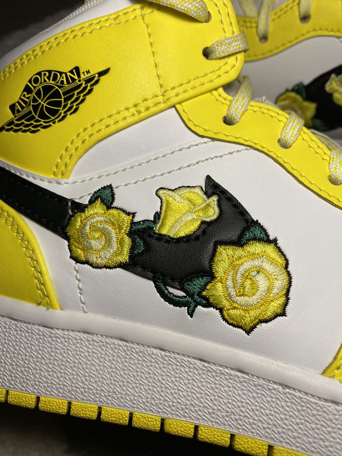 Jordan Brand × Nike Nike Air Jordan 1 Mid Dynamic Yellow Floral (GS) sneakers Size US 6.5 / IT 36.5 - 7 Thumbnail