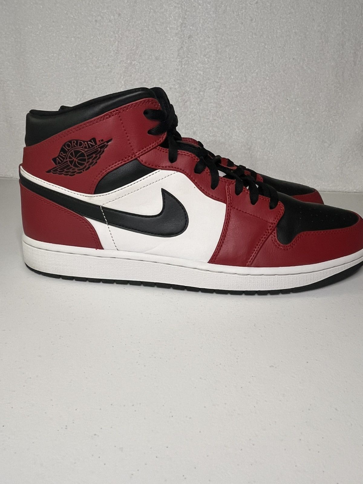 Nike Nike Air Jordan 1 Mid Chicago Black Toe Size 14 Size US 14 / EU 47 - 1 Thumbnail
