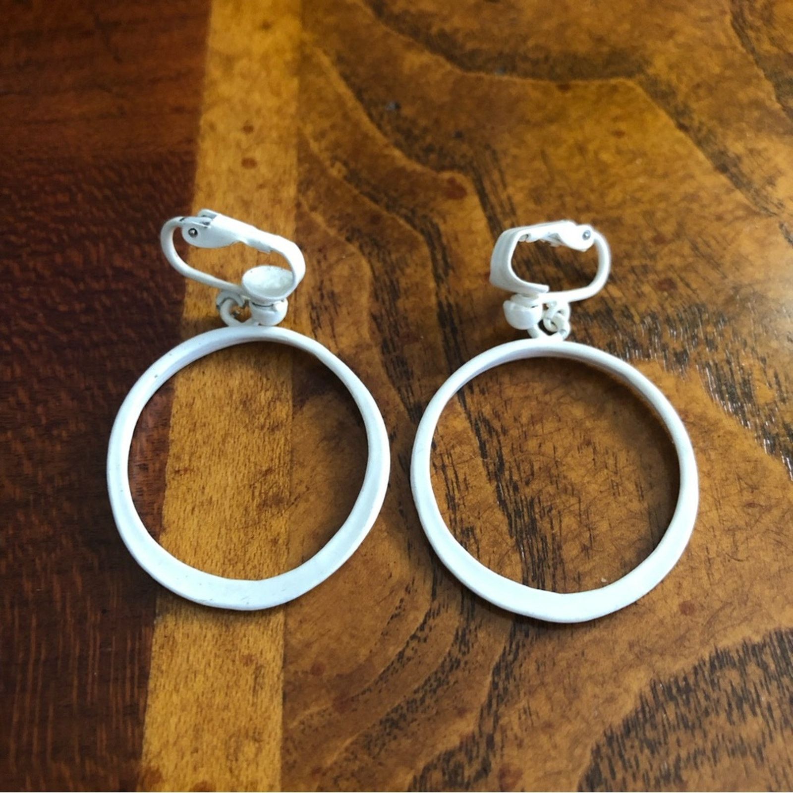 Vintage Vintage cream painted metal clip on earrings Size ONE SIZE - 1 Thumbnail