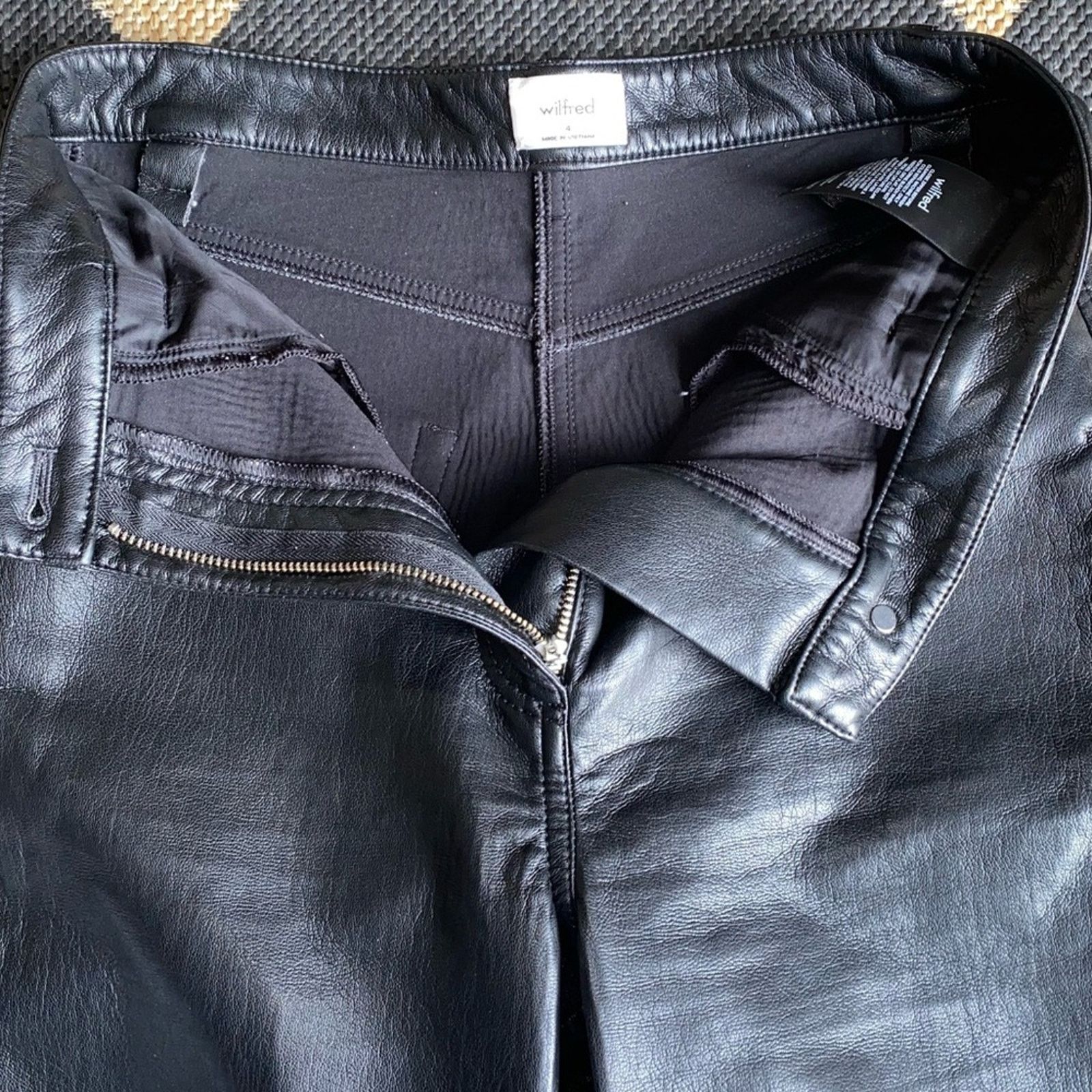 Aritzia Aritzia Wilfred $148 Faux Leather Melina Pant sz 4 EUC Size 27" / US 4 / IT 40 - 9 Thumbnail