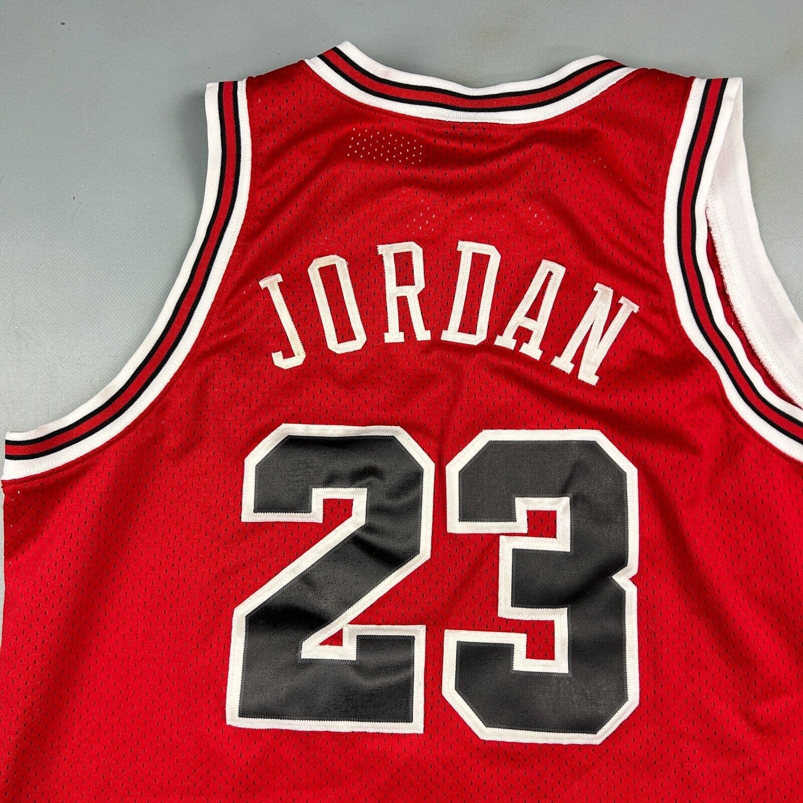 Nike VINTAGE 90s | Chicago Bulls #23 Jordan Nike Jersey XL Size US XL / EU 56 / 4 - 7 Thumbnail