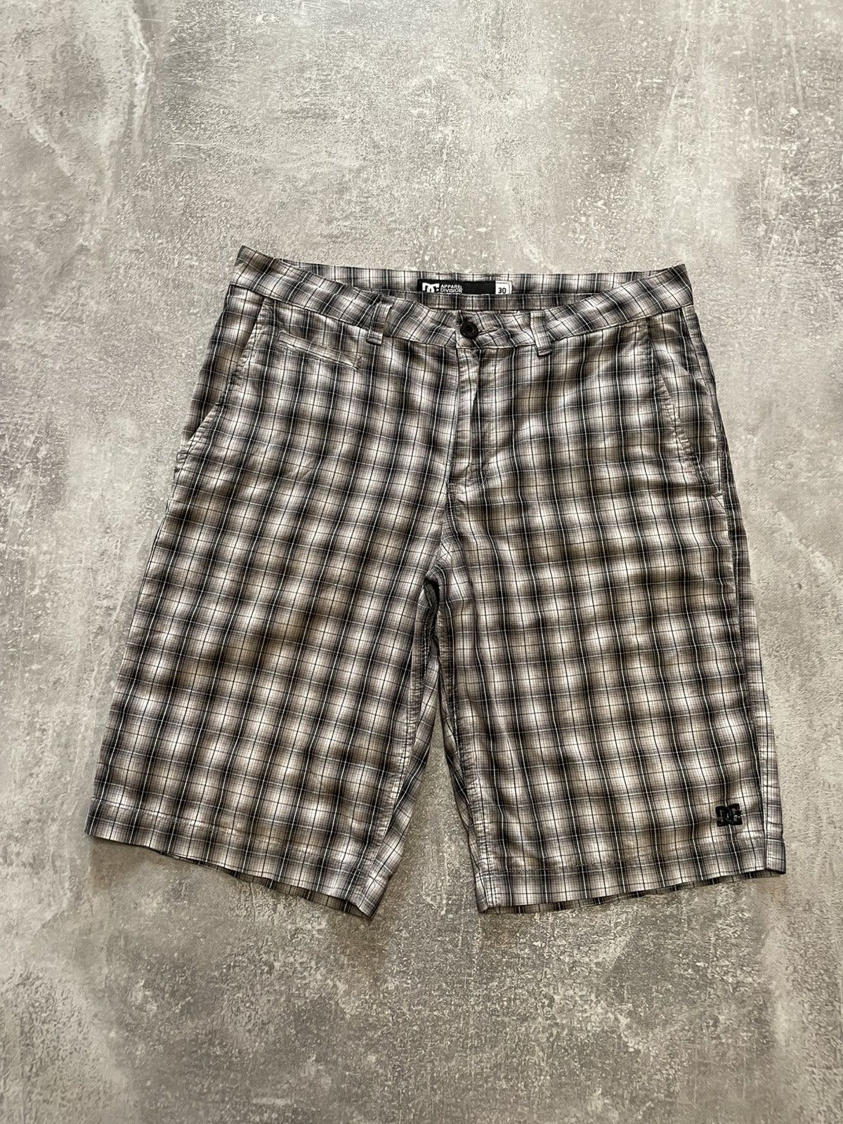 DC × Vintage Vintage DC Shoes Skateboarding Checkered Shorts Size S Size US 30 / EU 46 - 1 Thumbnail