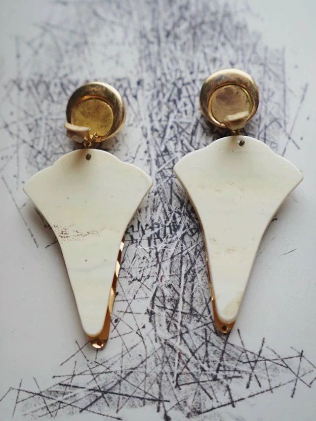 Vintage French Vintage Art Deco Ivory Resin Oversized Clip Earrings Size ONE SIZE - 3 Thumbnail