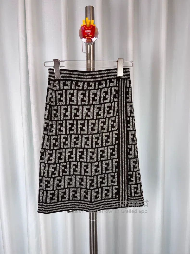 Fendi Fendi size F Black and gray full print logo half body penci Size 27" / US 4 / IT 40 - 2 Thumbnail