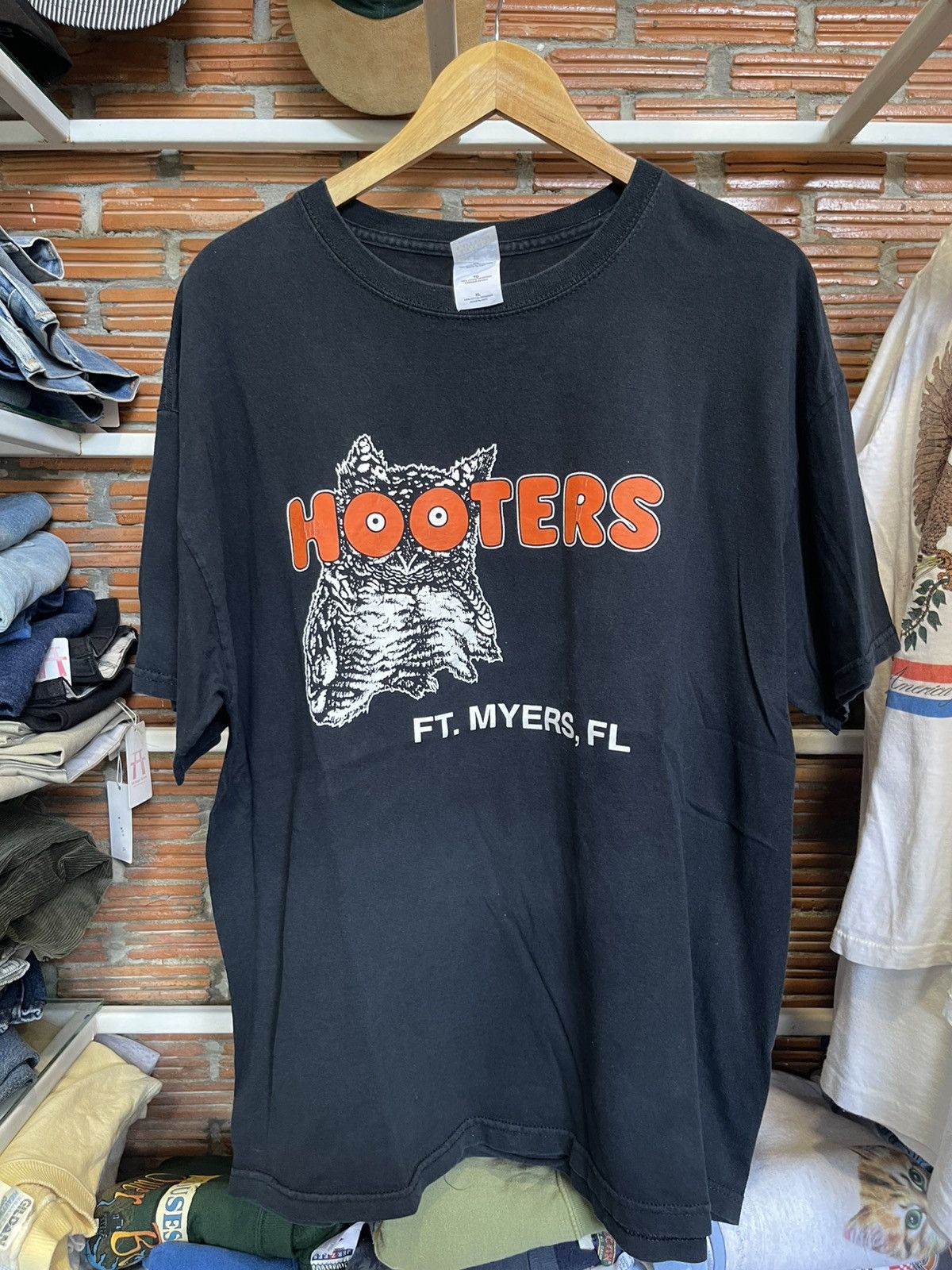 Vintage Vintage Y2K HOOTERS T shirt XL Size US XL / EU 56 / 4 - 1 Thumbnail