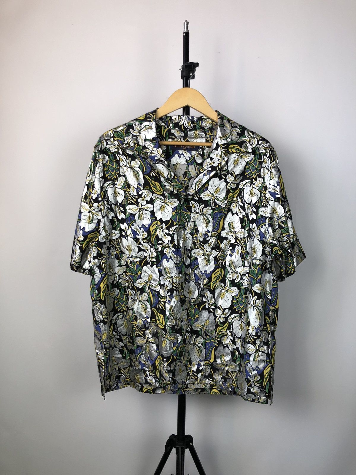 Louis Vuitton Louis Vuitton Hawaii Flowers Shirt Very Rare Made in Italy Size US XL / EU 56 / 4 - 1 Thumbnail